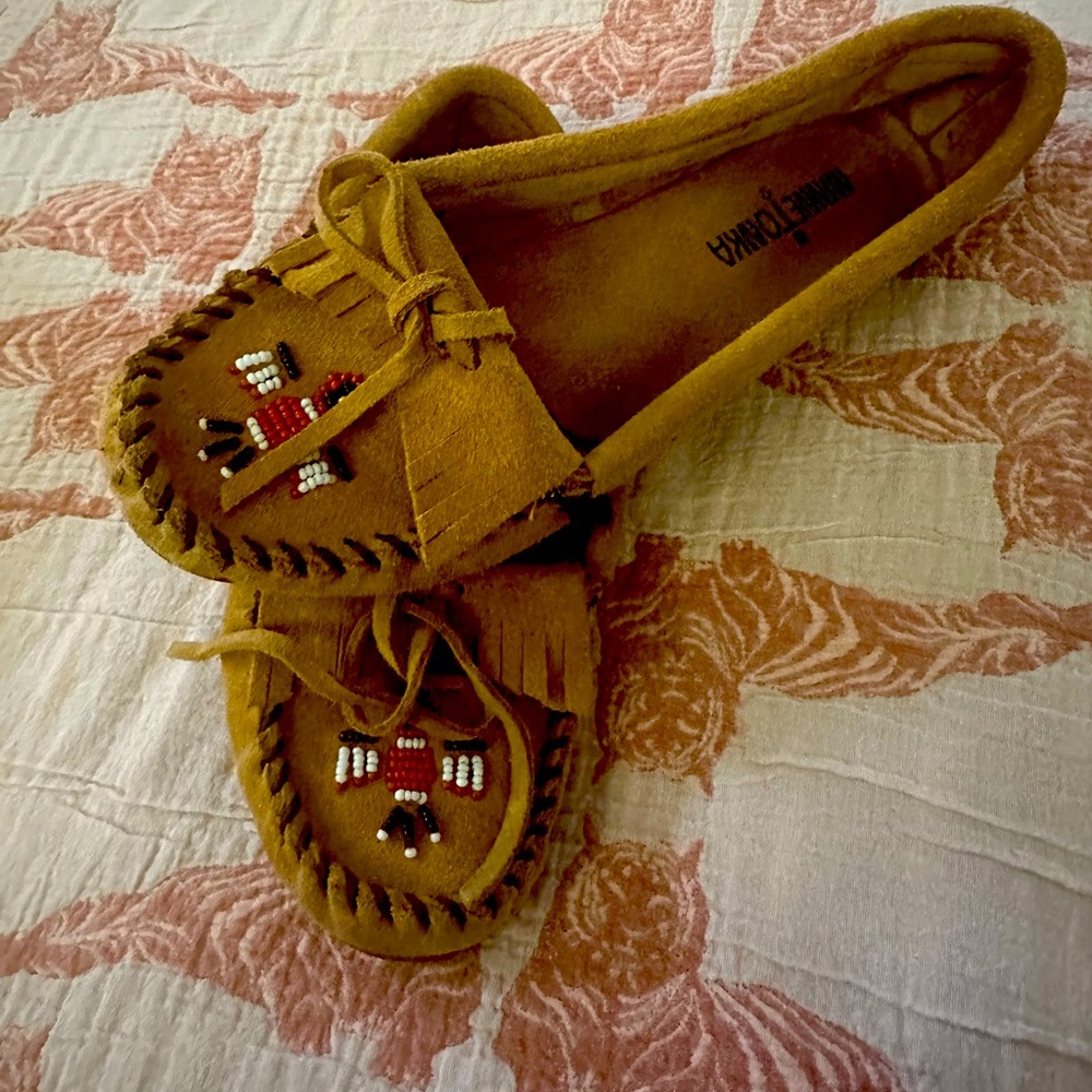 Size 7 minneietonka mocassins not even broken in bought and was too small